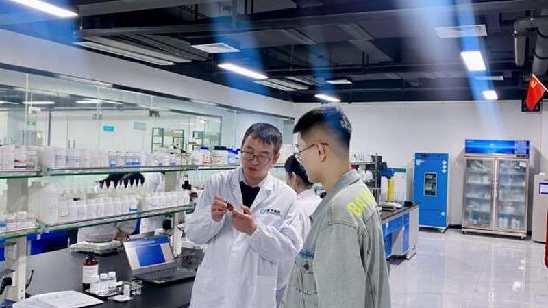 科研实验室里的小秘密：离心管与试管的“身份”揭秘**